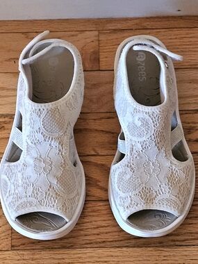 Bzees White Floral Lace Comfort Sandals Sz 6.5